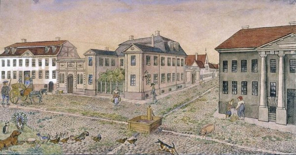 Hjørnet av Dronningens gate og Tollbugata med Krigsskolen. Byprospekt. Kunstner: Diriks, Anna Oslo museum (OB.01072)