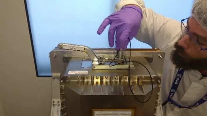 Et spansk forsøk på romstasjonen bruker gjennomsiktige materialer for å se hvordan metaller størkner innenfra. ESA/USOC