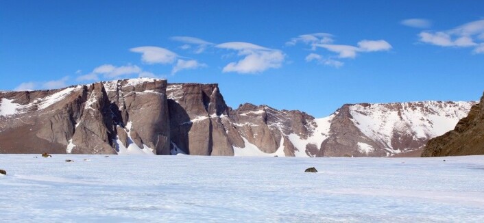 Jutulhogget er et 800 meter høyt fjellmassiv i Jutulsessen. (Foto: Synnøve Elvevold, Norsk Polarinstitutt) Jutulhogget er et 800 meter høyt fjellmassiv i Jutulsessen. (Foto: Synnøve Elvevold, Norsk Polarinstitutt)