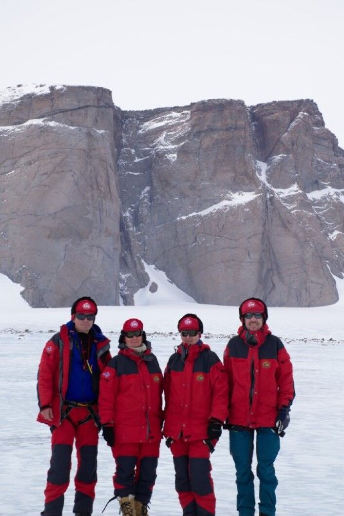 Geologene Per Inge Myhre og Synnøve Elvevold fra Norsk Polarinstitutt, Ane Engvik fra Norges geologiske undersøkelse og Joachim Jacobs fra Universitetet i Bergen rapporterer fra Dronning Maud Land i Antarktis i januar og februar 2018. Fra venstre: Jacobs, Elvevold, Engvik og Myhre. I bakgrunnen ruver Jutulhogget. (Foto: Norsk Polarinstitutt) Geologene Per Inge Myhre og Synnøve Elvevold fra Norsk Polarinstitutt, Ane Engvik fra Norges geologiske undersøkelse og Joachim Jacobs fra Universitetet i Bergen rapporterer fra Dronning Maud Land i Antarktis i januar og februar 2018. Fra venstre: Jacobs, Elvevold, Engvik og Myhre. I bakgrunnen ruver Jutulhogget. (Foto: Norsk Polarinstitutt)