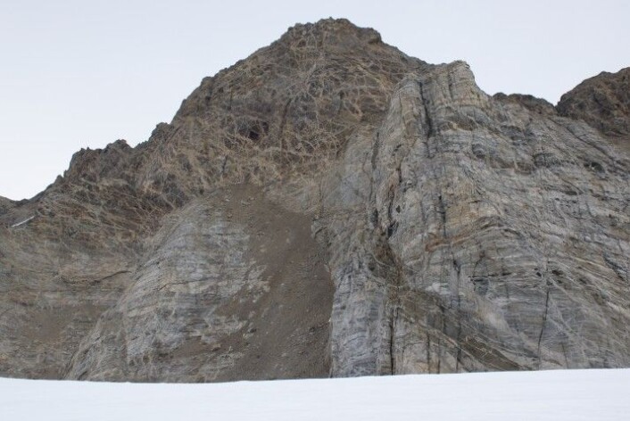Fjellene i Dronning Maud Land i Antarktis er spektakulære. Her ser vi Trollkammen som består av lagdelte gneiser som er gjennomsatt av en rekke lyse granitt-ganger. (Foto: Per Inge Myhre) Fjellene i Dronning Maud Land i Antarktis er spektakulære. Her ser vi Trollkammen som består av lagdelte gneiser som er gjennomsatt av en rekke lyse granitt-ganger. (Foto: Per Inge Myhre)