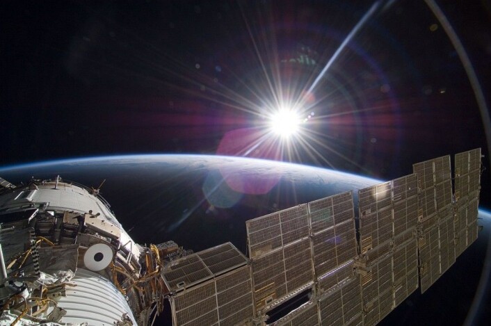 Godt betalende turister vil kunne nyte synet av slike soloppganger fra rommet – her med den russiske Zvezda-modulen i forgrunnen. (Foto: NASA) Godt betalende turister vil kunne nyte synet av slike soloppganger fra rommet – her med den russiske Zvezda-modulen i forgrunnen. (Foto: NASA)