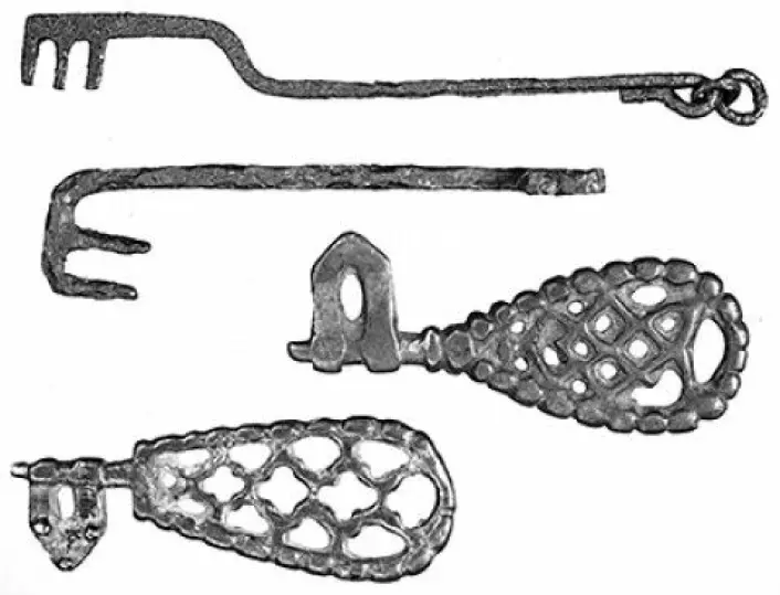 To kroknøkler av jern og to vridlåsnøkler av kobberlegering, alle fra vikingtid. Kroknøklene representerer en relativt enkel låsteknologi som var i bruk fra eldre jernalder frem til nyere tid. Vridlåsnøkler med skjær og dråpeformet håndtak er karakteristisk for vikingtiden. Fra høyre kroknøkkel, Buskerud (C21796); kroknøkkel, Telemark (C25065b); vridlåsnøkkel, Hedmark (C17588); vridlåsnøkkel, Oppland (C16686). Foto: Kulturhistorisk museum.