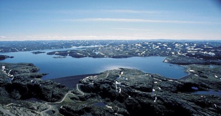 Blåsjø er mer enn bare en vakker innsjø. Den er et energilager som tilsvarer 1,3 milliarder Tesla-biler. (Foto: Statkraft) Blåsjø er mer enn bare en vakker innsjø. Den er et energilager som tilsvarer 1,3 milliarder Tesla-biler. (Foto: Statkraft)