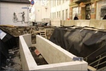 Agatperlen ble funnet i denne bosskummen som senkes ned etterhvert som arkeologene graver seg ned i kulturlagene og helt ned til den første bebyggelsen. <em>(</em>Foto: Ingrid Rekkavik, NIKU) Agatperlen ble funnet i denne bosskummen som senkes ned etterhvert som arkeologene graver seg ned i kulturlagene og helt ned til den første bebyggelsen. <em>(</em>Foto: Ingrid Rekkavik, NIKU)