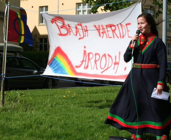 Maja Kristine Jåma - John Eliassen Boeres tipp-tippoldebarn - holder appell utenfor skjønnsrettslokalet i Trondheim 8. juni 2017 i forbindelse med samisk motstand mot vindkraftutbygginga på Fosen. (Foto: Aud Mollan) Maja Kristine Jåma - John Eliassen Boeres tipp-tippoldebarn - holder appell utenfor skjønnsrettslokalet i Trondheim 8. juni 2017 i forbindelse med samisk motstand mot vindkraftutbygginga på Fosen. (Foto: Aud Mollan)