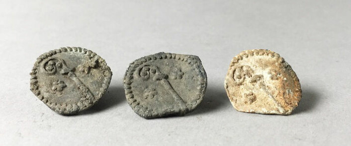 Tre av de fem blymerkene som har blitt funnet ved Follobaneprosjektet. Foto: Sara Langvik Berge, NIKU