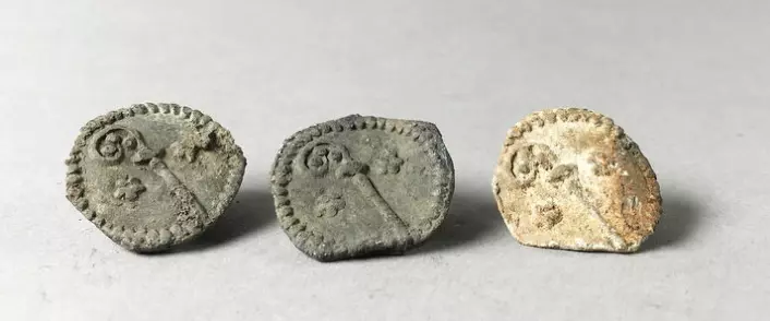 Tre av de fem blymerkene som har blitt funnet ved Follobaneprosjektet. Foto: Sara Langvik Berge, NIKU