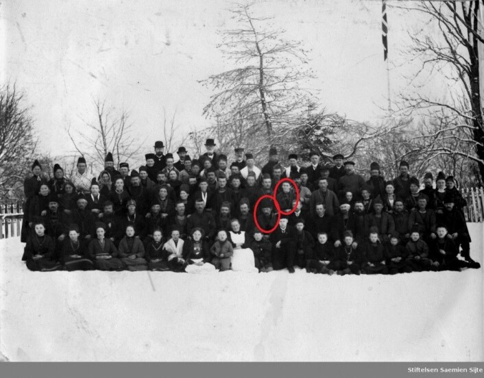 Møtedeltakerne på et politisk møte i Namsos, sannsynligvis i 1910. John Eliassen Boere og kona Brita Mortensdatter er markert. Blant møtedeltakerne sees også Elsa Laula Renberg, Daniel Mortenson, Martin Jonassen, Nils Johan Kappfjell og Anton og Sanna Jonassen. John Eliassen Boere var altså kjent med mange av de yngre samepolitikerne. (Foto: Stiftelsen Saemien Sijte) Møtedeltakerne på et politisk møte i Namsos, sannsynligvis i 1910. John Eliassen Boere og kona Brita Mortensdatter er markert. Blant møtedeltakerne sees også Elsa Laula Renberg, Daniel Mortenson, Martin Jonassen, Nils Johan Kappfjell og Anton og Sanna Jonassen. John Eliassen Boere var altså kjent med mange av de yngre samepolitikerne. (Foto: Stiftelsen Saemien Sijte)