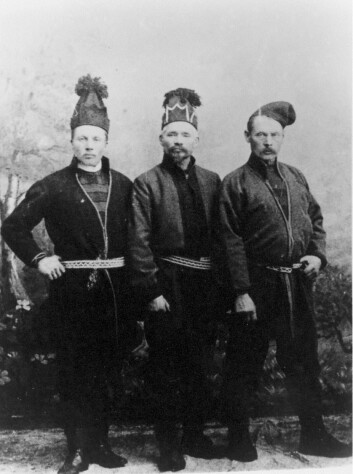 John Eliassen Boere til høyre. Bildet er tatt i 1908, da han var utsending til kongen og regjeringen i Oslo sammen med Martin Jonassen (til venstre) og Daniel Mortenson (i midten) (Foto: Stiftelsen Samien Sijte) John Eliassen Boere til høyre. Bildet er tatt i 1908, da han var utsending til kongen og regjeringen i Oslo sammen med Martin Jonassen (til venstre) og Daniel Mortenson (i midten) (Foto: Stiftelsen Samien Sijte)