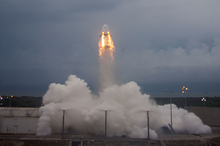 Test av sikkerhetssystemet som skal løfte SpaceX Dragon-kapselen vekk fra bæreraketten ved en eventuell ulykke på startrampen. Bildet er fra mai 2015. (Foto: SpaceX) Test av sikkerhetssystemet som skal løfte SpaceX Dragon-kapselen vekk fra bæreraketten ved en eventuell ulykke på startrampen. Bildet er fra mai 2015. (Foto: SpaceX)