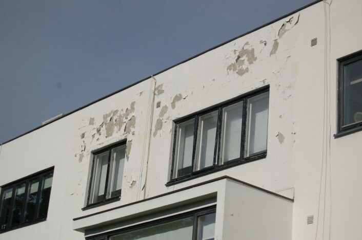 Stor fuktbelastning og skader som dette, i tilknytning til vinduer er typiske. (Middelthuns gate, Oslo). Vinduene står helt ute i vegglivet, uten beskyttelse fra takutstikk. Foto: Ellen Hole, NIKU Stor fuktbelastning og skader som dette, i tilknytning til vinduer er typiske. (Middelthuns gate, Oslo). Vinduene står helt ute i vegglivet, uten beskyttelse fra takutstikk. Foto: Ellen Hole, NIKU