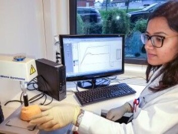Måling av tekstur med teksturanalyse. Fasthet er en av faktorene som måles. (Foto: J. T. Rosnes, Nofima) Måling av tekstur med teksturanalyse. Fasthet er en av faktorene som måles. (Foto: J. T. Rosnes, Nofima)