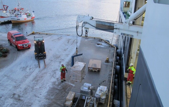 Mange prøver og alt utstyret som trengs på MAREANO-tokt ble satt på land i Tromsø slik at det ble plass til nytt utstyr til andre tokt. Mange prøver og alt utstyret som trengs på MAREANO-tokt ble satt på land i Tromsø slik at det ble plass til nytt utstyr til andre tokt.