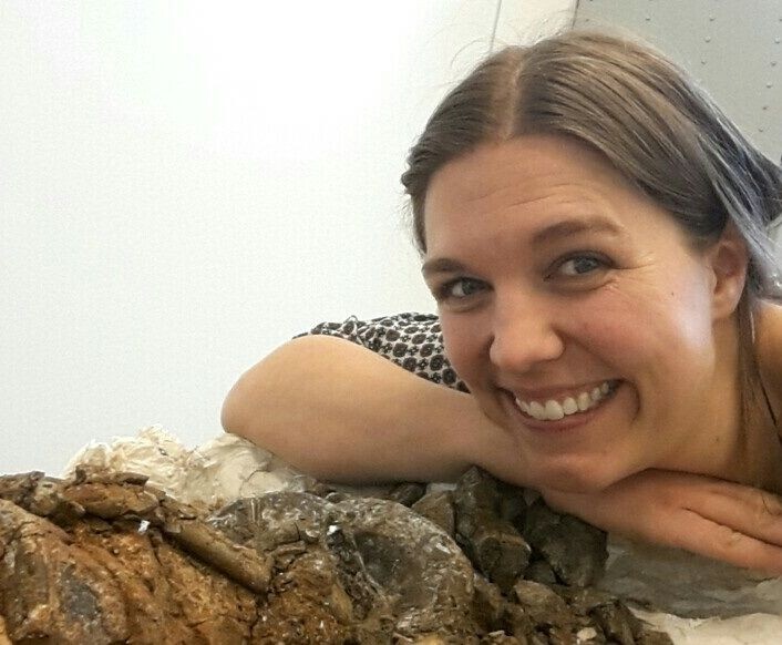 Dette gjør jeg aller mest: Ser på fossiler. Dette er ryggraden til fiskeøgla Virgin Foto: LLD Dette gjør jeg aller mest: Ser på fossiler. Dette er ryggraden til fiskeøgla Virgin Foto: LLD