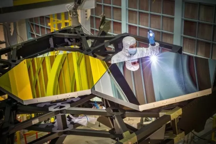 Her sjekkes en del av speilet til romteleskopet James Webb før det får et tynt lag med gull. NASA/D. Stover
