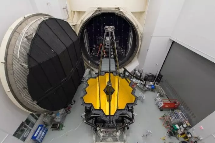 Det nye romteleskopet James Webb før test i vakumkammeret hos NASA. NASA/D. Stover