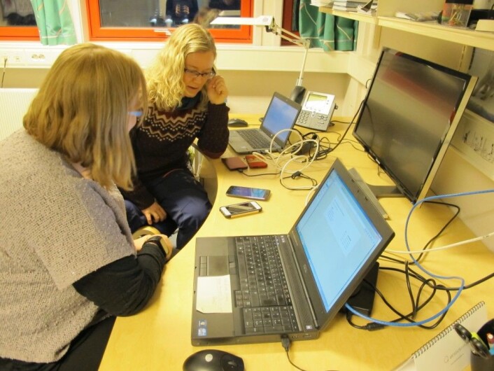 Hektisk aktivitet på Havforskningsinstituttets kontor ved UNIS i Longyearbyen. Pga. langvarig storm måtte nytt feltområde vest for Spitsbergen og ved Bjørnøya klargjøres på kort tid. Store datamengder måtte på kort varsel overføres fra fastlandet og dataprosesseres før det nye feltområde var klart for datainnsamling. Til venstre ses Valerie Bellec, og til høyre Nicole Baeten (begge geologer ved Norges geologiske undersøkelse/NGU). Foto: Børge Holte/Havforskningsinstituttet Hektisk aktivitet på Havforskningsinstituttets kontor ved UNIS i Longyearbyen. Pga. langvarig storm måtte nytt feltområde vest for Spitsbergen og ved Bjørnøya klargjøres på kort tid. Store datamengder måtte på kort varsel overføres fra fastlandet og dataprosesseres før det nye feltområde var klart for datainnsamling. Til venstre ses Valerie Bellec, og til høyre Nicole Baeten (begge geologer ved Norges geologiske undersøkelse/NGU). Foto: Børge Holte/Havforskningsinstituttet