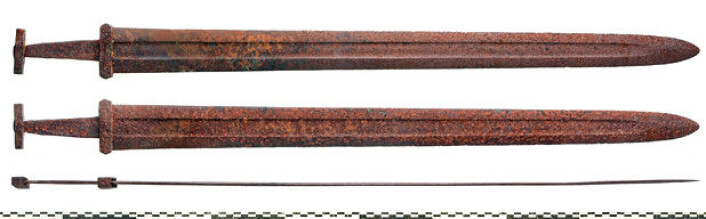 Sverdet fra Lesja er 92,8 cm langt og veier 1203 gram. Flere bilder av sverdet fra Lesja kan sees i dette <a href="http://www.khm.uio.no/forskning/samlingene/gjenstandskalender/2017/oktober/galleri/">bildegalleriet</a>. (Foto: Vegard Vike, KHM/UiO) Sverdet fra Lesja er 92,8 cm langt og veier 1203 gram. Flere bilder av sverdet fra Lesja kan sees i dette <a href="http://www.khm.uio.no/forskning/samlingene/gjenstandskalender/2017/oktober/galleri/">bildegalleriet</a>. (Foto: Vegard Vike, KHM/UiO)