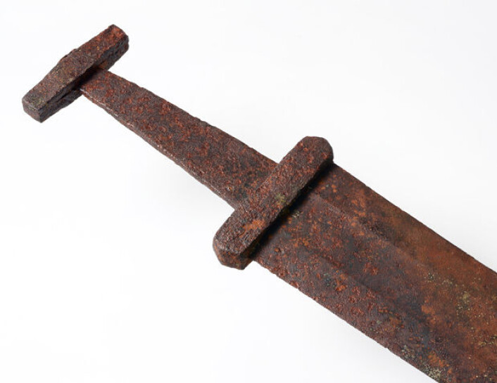 Et usedvanlig godt bevart sverd fra vikingtid ble i år funnet av reinjegere ved fjellryggen Kjølen i Lesja, Oppland. (Foto: Vegard Vike, KHM/UiO) Et usedvanlig godt bevart sverd fra vikingtid ble i år funnet av reinjegere ved fjellryggen Kjølen i Lesja, Oppland. (Foto: Vegard Vike, KHM/UiO)