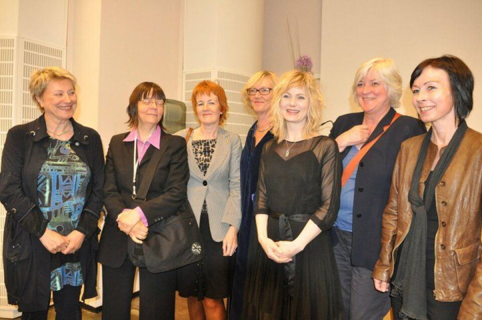 Ved disputasen min i 2011 var det fyrste gong i historia at doktorand, rettleiarar, komite og (sette)dekan var ei rein kvinneforsamling. Ikkje at det skal vera normen, men fin kontrast til historisk mannsdominerte disputasar. Her er ser me frå venstre Lisbeth Mikaelsson, Liselotte Frisk, Ingvild Sælid Gilhus, Ingvild Øyen, Anne Kalvig, Torunn Selberg og Siv Ellen Kraft. Foto: Marie Smith Solbakken
