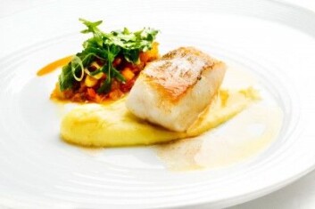 Den lekre torsken på tallerkenen var større før den ble stekt. Når fisk og kjøtt varmes opp, trekker de seg sammen. Forskere vet litt om hvordan det skjer, men ikke alt. (Foto: Norwegian Seafood Council) Den lekre torsken på tallerkenen var større før den ble stekt. Når fisk og kjøtt varmes opp, trekker de seg sammen. Forskere vet litt om hvordan det skjer, men ikke alt. (Foto: Norwegian Seafood Council)