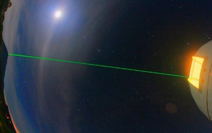 Laser kan brukes til å overføre data, finne posisjon, måle tid og avstand, forske på atmosfæren og mer. D. López/IAC Laser kan brukes til å overføre data, finne posisjon, måle tid og avstand, forske på atmosfæren og mer. D. López/IAC