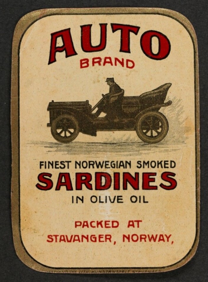 Etikett av merket "Auto." Her er det brukt dyr olivenolje, da blir det alltid presisert (Foto: MUST/ Norsk hermetikkmuseum) Etikett av merket "Auto." Her er det brukt dyr olivenolje, da blir det alltid presisert (Foto: MUST/ Norsk hermetikkmuseum)