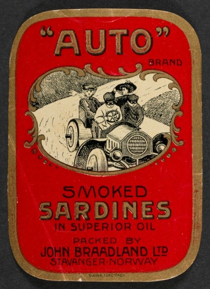 Etikett av merket "Auto." Her står det "In superior Oil," et sikkert tegn på at det ikke er brukt dyr olivenolje i esken, men en billigere olje Foto: MUST/ Norsk hermetikkmuseum Etikett av merket "Auto." Her står det "In superior Oil," et sikkert tegn på at det ikke er brukt dyr olivenolje i esken, men en billigere olje Foto: MUST/ Norsk hermetikkmuseum