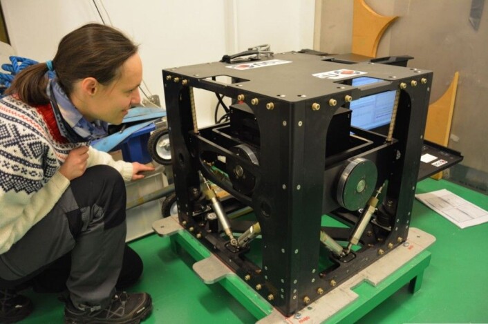 NGUs nye gravimeter montert ombord på "G.O. Sars". Marie-Andree sjekker at alt er i orden. Foto: MAREANO NGUs nye gravimeter montert ombord på "G.O. Sars". Marie-Andree sjekker at alt er i orden. Foto: MAREANO