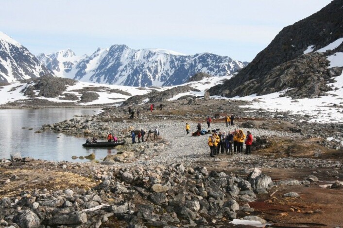 Turister i Virgohamna på nordvestkysten av Spitsbergen. Foto: Anne-Cathrine Flyen, NIKU Turister i Virgohamna på nordvestkysten av Spitsbergen. Foto: Anne-Cathrine Flyen, NIKU
