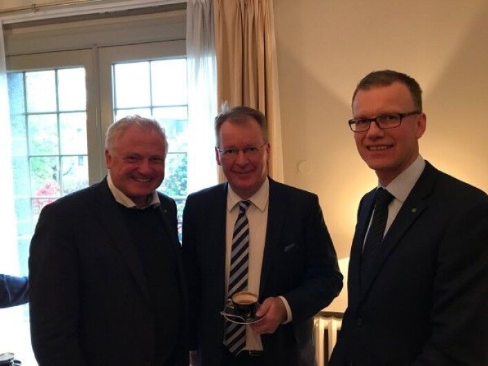 Johan Hustad, Simo Honkanen (Neste) og Erik Lahnstein (Skogeierforbundet) på Den Finske Ambassaden. (Foto: NTNU) Johan Hustad, Simo Honkanen (Neste) og Erik Lahnstein (Skogeierforbundet) på Den Finske Ambassaden. (Foto: NTNU)