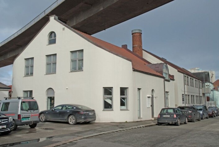 På grunn av broen ble pipen på gamle Atlantic canning Co. kuttet og den gamle hermetikkfabrikken ble bygget om til kontorformål Foto: MUST/ Norsk hermetikkmuseum På grunn av broen ble pipen på gamle Atlantic canning Co. kuttet og den gamle hermetikkfabrikken ble bygget om til kontorformål Foto: MUST/ Norsk hermetikkmuseum