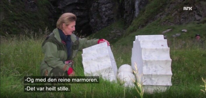 Dronning Sonja opplevde møtet mellom natur og kultur på Vedøya. (Foto: Skjermdump NRK) Dronning Sonja opplevde møtet mellom natur og kultur på Vedøya. (Foto: Skjermdump NRK)