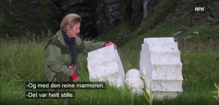 Dronning Sonja opplevde møtet mellom natur og kultur på Vedøya. (Foto: Skjermdump NRK)