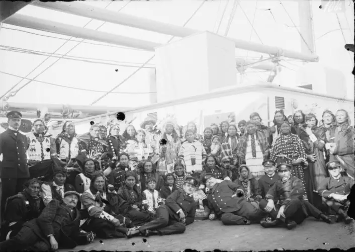 Johan Adrian Jacobsen og gruppa med sioux-indianere han rekrutterte fra Pine Ridge reservatet i Sør-Dakota for Hagenbeck-firmaet i 1911. Her på overfarten fra New York. Jacobsen ned t.v. [Kilde: Museum für Völkerkunde Hamburg].