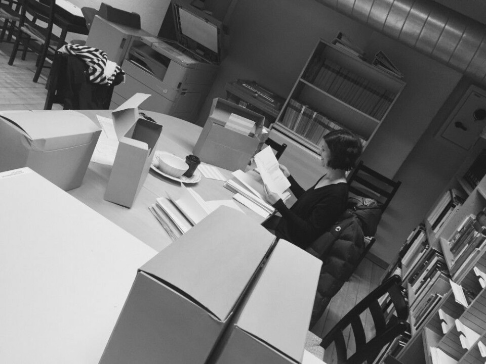 Jessica Phelps arbeider seg gjennom arkivmaterialet hos Riksantikvaren. Foto: Herdis Hølleland
