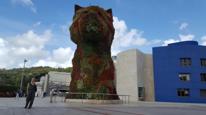 Det eneste turistaktige bildet jeg har fra Bilbao, men også det med botanisk tema. Her er jeg foran den berømte skulpturen “Puppy” av Jeff Koons, som er laget i rustfritt står, jord og blomstrende planter. Foto: Tilfeldig turist Det eneste turistaktige bildet jeg har fra Bilbao, men også det med botanisk tema. Her er jeg foran den berømte skulpturen “Puppy” av Jeff Koons, som er laget i rustfritt står, jord og blomstrende planter. Foto: Tilfeldig turist