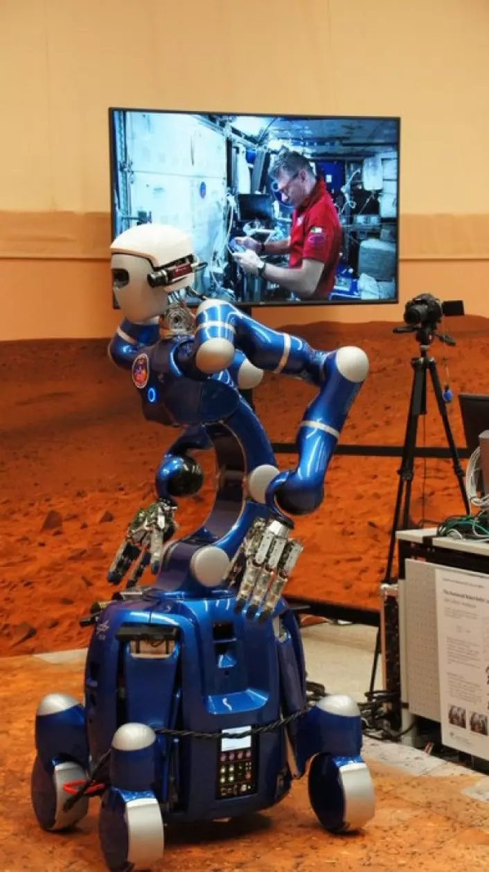 ESAs italienske romfarer, Paolo Nespoli, styrte roboten Justin på jorda fra romstasjonen. DLR