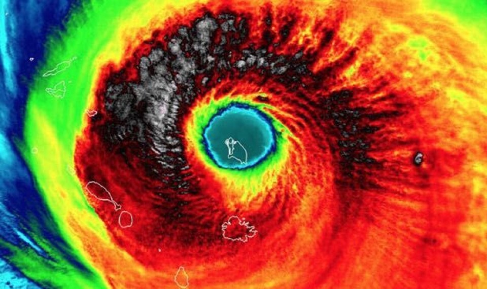 Den karibiske øya Barbuda midt i orkanens øye, sett med VIIRS-instrumentet fra den amerikanske værsatellitten Suomi-NPP, med St. Maarten oppe til venstre i bildet. (Bilde: UW-Madison_CIMSS)