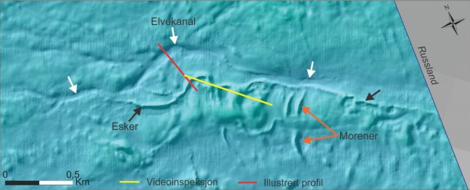 Her ser vi elvekanalen (hvite piler) og eskeren (svarte piler) som nesten går parallelt med hverandre. Et par morenerygger er vist med oransje piler. Disse viser at isen beveget seg fra øst mot vest. Gul linje viser et videotransekt. Rød linje viser profilen på tvers av kanalen og eskeren vist i illustrasjonen. Foto: Mareano