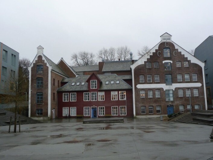 Concord Canning Co. sin gamle fabrikk ligger ved siden av Stavanger Konserthus, tidligere lå fabrikken i vannkanten, nå er det bygget kai i forkant av bygget. Foto: MUST/ Norsk hermetikkmuseum Concord Canning Co. sin gamle fabrikk ligger ved siden av Stavanger Konserthus, tidligere lå fabrikken i vannkanten, nå er det bygget kai i forkant av bygget. Foto: MUST/ Norsk hermetikkmuseum