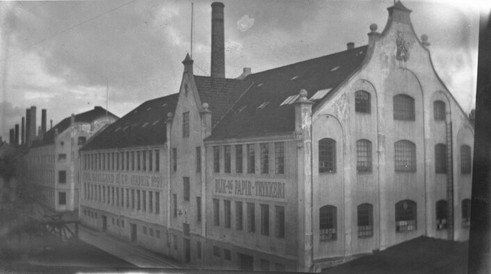 Chr. Bjelland & Co.sitt trykkeri og maskinverksted. Disse bygningene får forhåpentligvis sterkere vern gjennom verneplanen for hermtikkbygg som skal behandles politisk 31. august. Foto: MUST/ Norsk hermetikkmuseum Chr. Bjelland & Co.sitt trykkeri og maskinverksted. Disse bygningene får forhåpentligvis sterkere vern gjennom verneplanen for hermtikkbygg som skal behandles politisk 31. august. Foto: MUST/ Norsk hermetikkmuseum