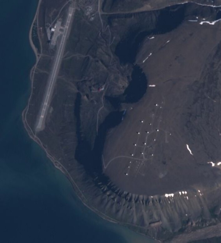 Satellittstasjonen og flyplassen sett fra Sentinel-2. (Bilde: Copernicus Sentinel data 2017) Satellittstasjonen og flyplassen sett fra Sentinel-2. (Bilde: Copernicus Sentinel data 2017)