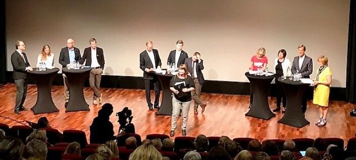 Panelet som skulle belyse Universitets- og Høyskolesektorens bidrag til nyskaping. Fra venstre: Frank Reichert, rektor UiA, Mari Sundli Tveit, styreleder UHR og rektor Norges miljø- og biovitenskapelige universitet, Gunnar Bovim, rektor NTNU, John-Arne Røttingen, adm.dir. Forskningsrådet, Trond Giske, stortingsrepresentant (AP), Mats Johansen Beldo, leder Norsk Studentorganisasjon, Torbjørn Røe Isaksen, kunnskapsminister (H), Anita Traaseth, direktør Innovasjon Norge, Sigrun Vågeng NAVsjef, Walter Qvam, direktør Toppindustrisenteret, Christine Meyer, leder Statistisk Sentralbyrå. Debattleder: Nina Kristiansen (Foto: Johan Hustad) Panelet som skulle belyse Universitets- og Høyskolesektorens bidrag til nyskaping. Fra venstre: Frank Reichert, rektor UiA, Mari Sundli Tveit, styreleder UHR og rektor Norges miljø- og biovitenskapelige universitet, Gunnar Bovim, rektor NTNU, John-Arne Røttingen, adm.dir. Forskningsrådet, Trond Giske, stortingsrepresentant (AP), Mats Johansen Beldo, leder Norsk Studentorganisasjon, Torbjørn Røe Isaksen, kunnskapsminister (H), Anita Traaseth, direktør Innovasjon Norge, Sigrun Vågeng NAVsjef, Walter Qvam, direktør Toppindustrisenteret, Christine Meyer, leder Statistisk Sentralbyrå. Debattleder: Nina Kristiansen (Foto: Johan Hustad)