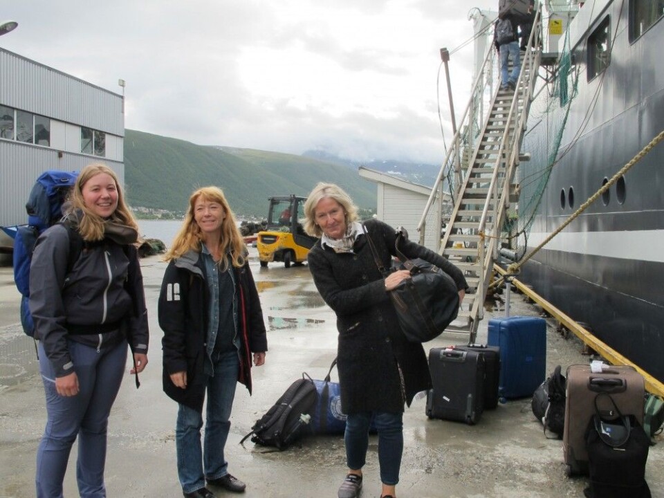 Forskerne strømmer til før avgang. Fra venstre ses student Jenny Neuhaus (UiB), HIs Lene Buhl-Mortensen og Karen Gjertsen. Foto: Havforskningsinstituttet