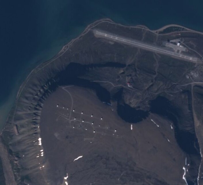 Bakkestasjonen Svalsat, og flyplassen i Longyearbyen, sett fra en av Sentinel-2 satellittene. (Bilde: Copernicus Sentinel data 2017) Bakkestasjonen Svalsat, og flyplassen i Longyearbyen, sett fra en av Sentinel-2 satellittene. (Bilde: Copernicus Sentinel data 2017)
