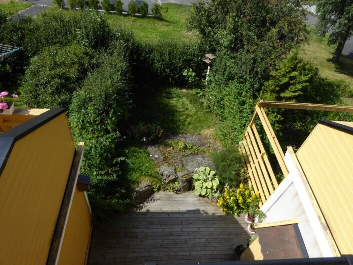 Rekkehushagen sett fra andre etasje, med platting nærmest huset og plen utenfor. Foto: HAU Rekkehushagen sett fra andre etasje, med platting nærmest huset og plen utenfor. Foto: HAU