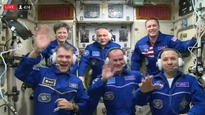 Vel fremme på romstasjonen bare 6 timer etter oppskyting. Paolo Nespoli sitter foran til venstre på bildet. ESA Vel fremme på romstasjonen bare 6 timer etter oppskyting. Paolo Nespoli sitter foran til venstre på bildet. ESA