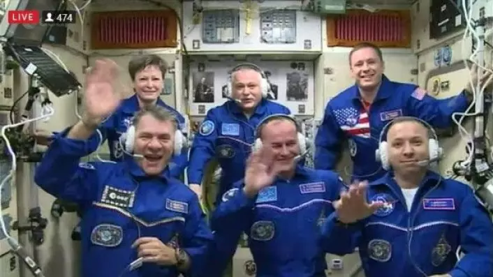 Vel fremme på romstasjonen bare 6 timer etter oppskyting. Paolo Nespoli sitter foran til venstre på bildet. ESA
